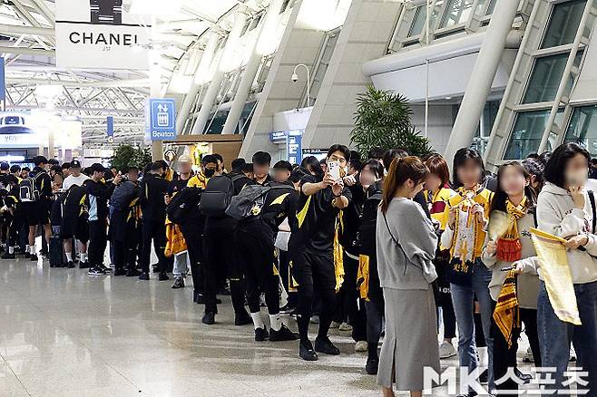 “광주의 도전은 감동입니다” 남편·두 아들과 ‘광주→인천공항’ 달려온 한 팬의 진심 [이근승의 믹스트존]