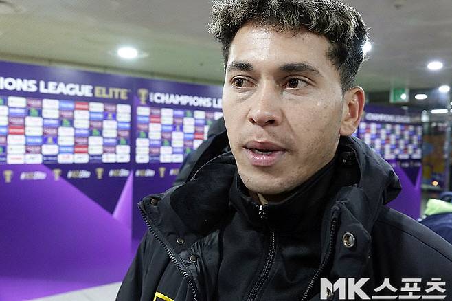 “광주의 도전은 감동입니다” 남편·두 아들과 ‘광주→인천공항’ 달려온 한 팬의 진심 [이근승의 믹스트존]