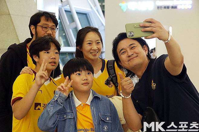 “광주의 도전은 감동입니다” 남편·두 아들과 ‘광주→인천공항’ 달려온 한 팬의 진심 [이근승의 믹스트존]