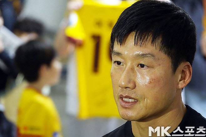 “광주의 도전은 감동입니다” 남편·두 아들과 ‘광주→인천공항’ 달려온 한 팬의 진심 [이근승의 믹스트존]