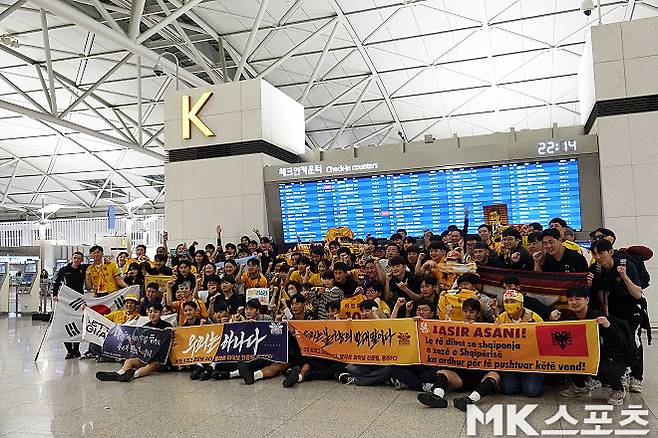 “광주의 도전은 감동입니다” 남편·두 아들과 ‘광주→인천공항’ 달려온 한 팬의 진심 [이근승의 믹스트존]