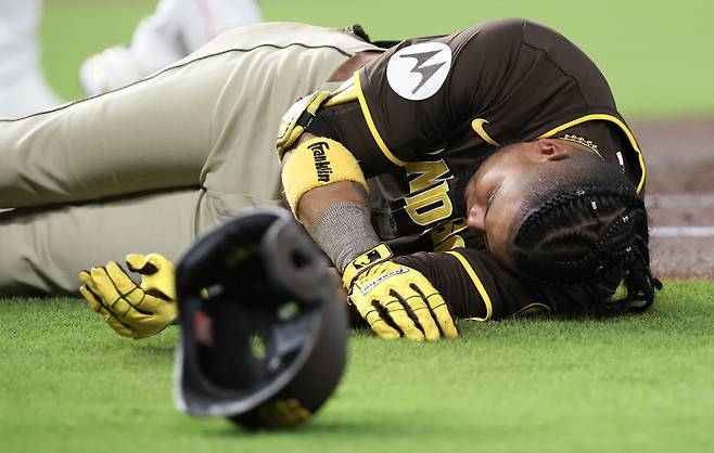 ‘타격왕 3연패’ 아라에스, 대충돌 쓰러졌다···1회 번트 후 수비수와 부딪쳐 ‘병원 후송’ SD, 휴스턴에 3-2 승