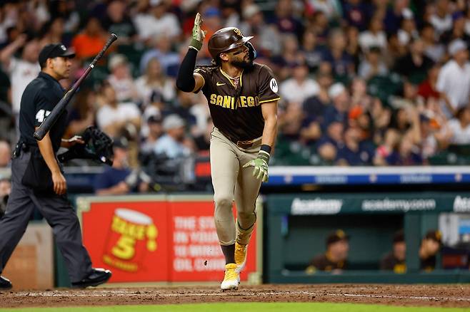 ‘타격왕 3연패’ 아라에스, 대충돌 쓰러졌다···1회 번트 후 수비수와 부딪쳐 ‘병원 후송’ SD, 휴스턴에 3-2 승