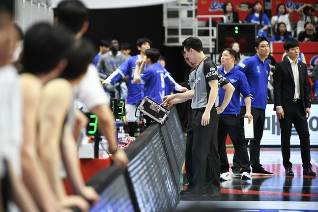 프로농구 잔치 망친 오심, 결국 '잔여경기 출전 정지' 심판 중징계... KBL