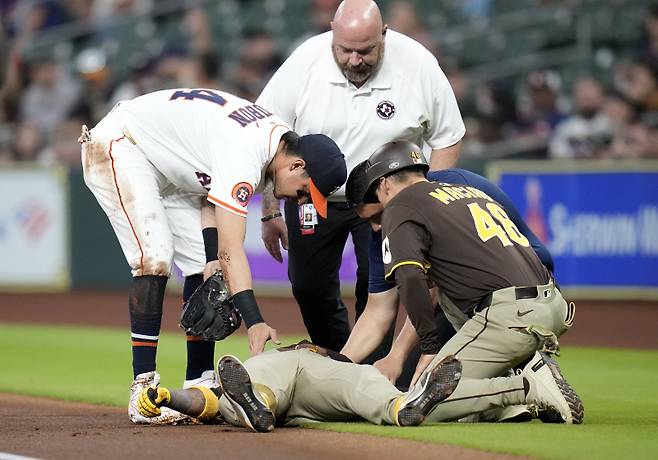 들것에 실려 나간 타격왕, SNS로 전한 안부