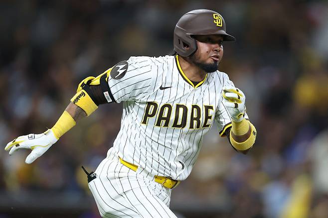 들것에 실려 나간 타격왕, SNS로 전한 안부