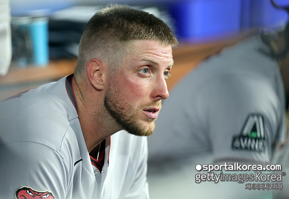 아뿔싸! 'KBO 역수출 주역' 켈리, 악천후 속 '16타자 연속 범타' 역투→오른쪽 다리 경련 '악재'