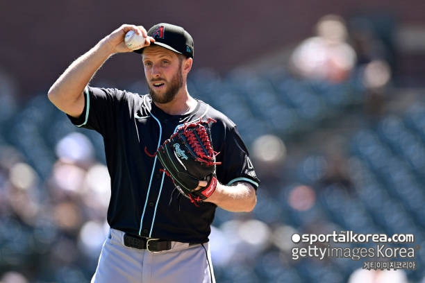 아뿔싸! 'KBO 역수출 주역' 켈리, 악천후 속 '16타자 연속 범타' 역투→오른쪽 다리 경련 '악재'