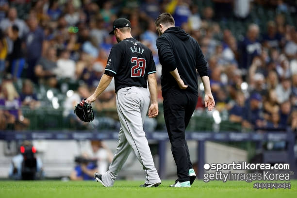 아뿔싸! 'KBO 역수출 주역' 켈리, 악천후 속 '16타자 연속 범타' 역투→오른쪽 다리 경련 '악재'