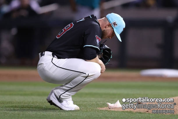 아뿔싸! 'KBO 역수출 주역' 켈리, 악천후 속 '16타자 연속 범타' 역투→오른쪽 다리 경련 '악재'