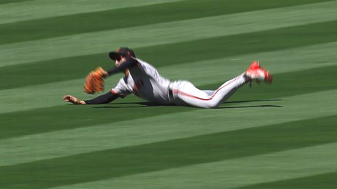 안타 확률 87%였는데…이정후, 몸 날린 수비에 언론도 '들썩'