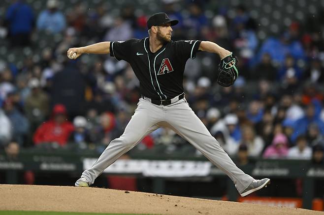 악천후에 투구 강행, ‘16타자 연속 아웃’에도 결국 부상···5.2이닝 1실점 호투하고도 웃지 못한 ‘역수출 신화’