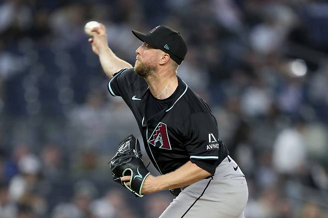 악천후에 투구 강행, ‘16타자 연속 아웃’에도 결국 부상···5.2이닝 1실점 호투하고도 웃지 못한 ‘역수출 신화’