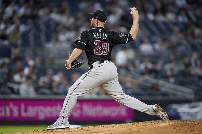 악천후에 투구 강행, ‘16타자 연속 아웃’에도 결국 부상···5.2이닝 1실점 호투하고도 웃지 못한 ‘역수출 신화’