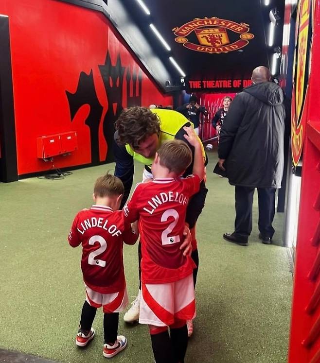 “아들 이마가 완전히 두 쪽으로 갈라져” 가슴 쓸어내린 맨유 DF, UEL 8강전 조기 이탈 이유 밝혀졌다