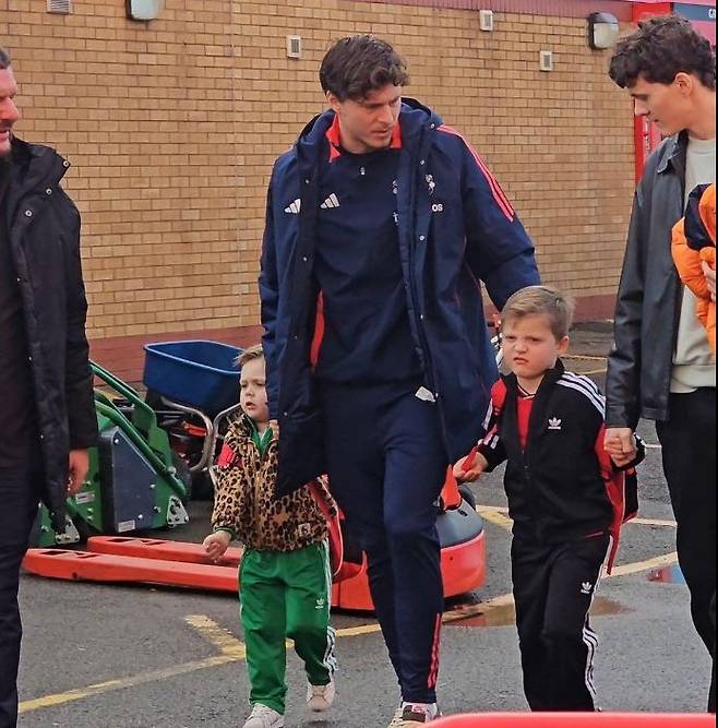 “아들 이마가 완전히 두 쪽으로 갈라져” 가슴 쓸어내린 맨유 DF, UEL 8강전 조기 이탈 이유 밝혀졌다