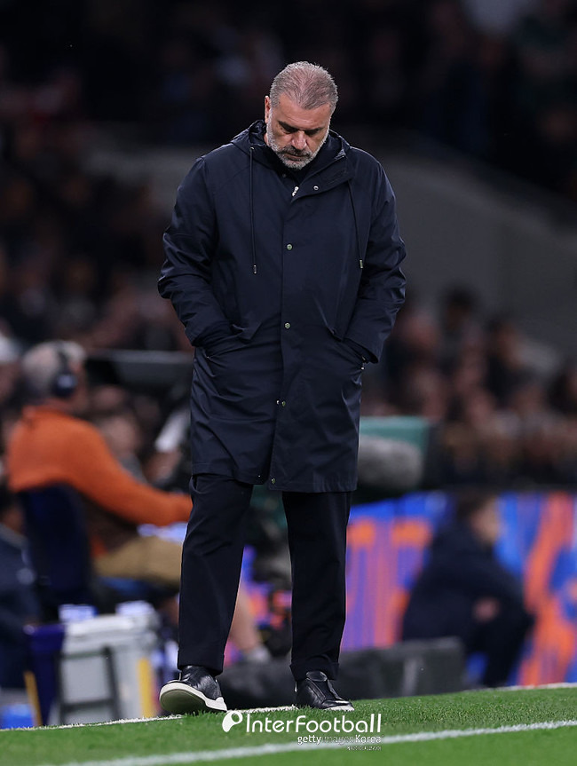 [속보] 포스테코글루, 두 골 먹히니 그냥 포기! 하프타임에 로메로+판 더 펜 교체...UEL 집중 (후반 진행)