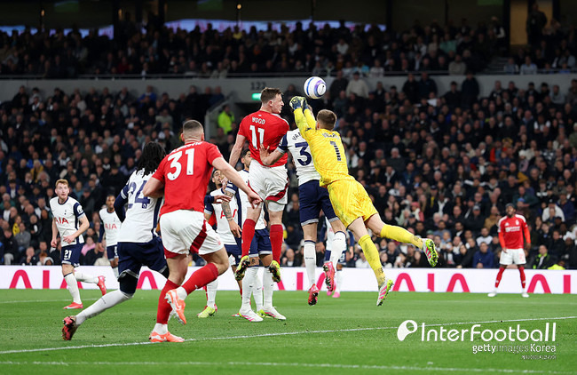 [속보] 포스테코글루, 두 골 먹히니 그냥 포기! 하프타임에 로메로+판 더 펜 교체...UEL 집중 (후반 진행)