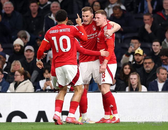 [속보] 포스테코글루, 두 골 먹히니 그냥 포기! 하프타임에 로메로+판 더 펜 교체...UEL 집중 (후반 진행)