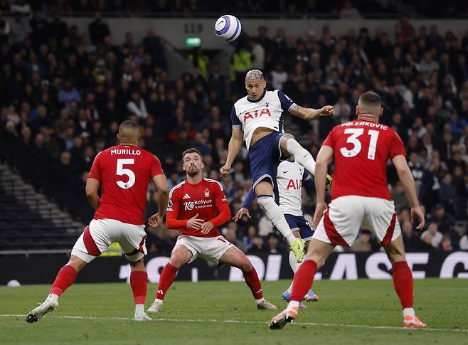 '손흥민 보고 싶다' 야유 폭발 토트넘 28년 만의 불명예 기록 눈앞, 노팅엄에 0-2로 밀린 채 전반 마감