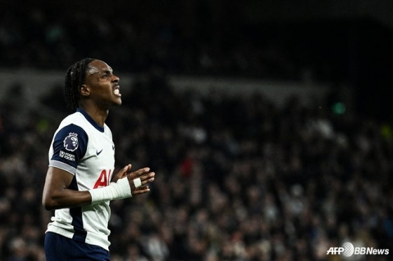 이게 손흥민 대체자? 역대급 호러쇼! '735억 완전영입' 토트넘 허공에 돈 날리게 생겼다