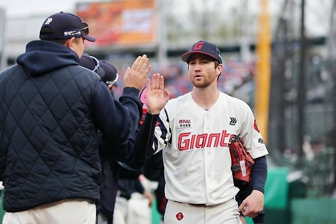 사직구장이 들썩...'7연승' 한화 vs '불방망이' 롯데, 시리즈 승자가 2위 차지한다