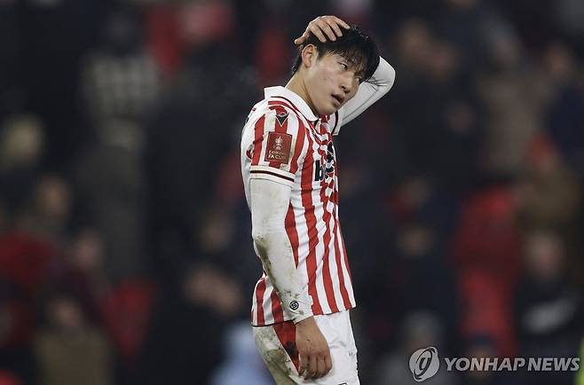 韓 축구, '국가대표 3부리거' 또 생기나…스토크 0-6골 대패→배준호 2부 잔류 위태위태