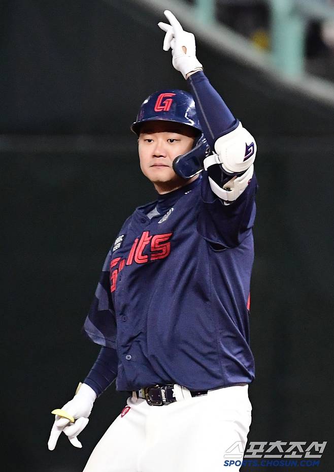 롯데, 상승세 천군만마 '원조 트레이드 복덩이' 돌아왔다…