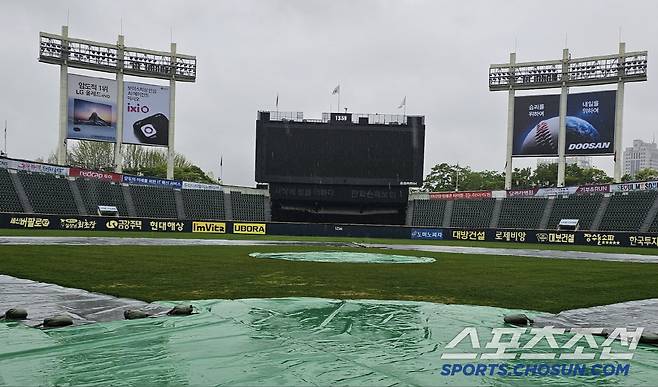 '1시간10분 지연 시작→우박,강풍 4번 중단→2시간35분 중단' 하루 종일 비내리는 잠실. NC-LG전 오늘은[잠실 현장]