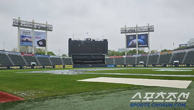 '1시간10분 지연 시작→우박,강풍 4번 중단→2시간35분 중단' 하루 종일 비내리는 잠실. NC-LG전 오늘은[잠실 현장]