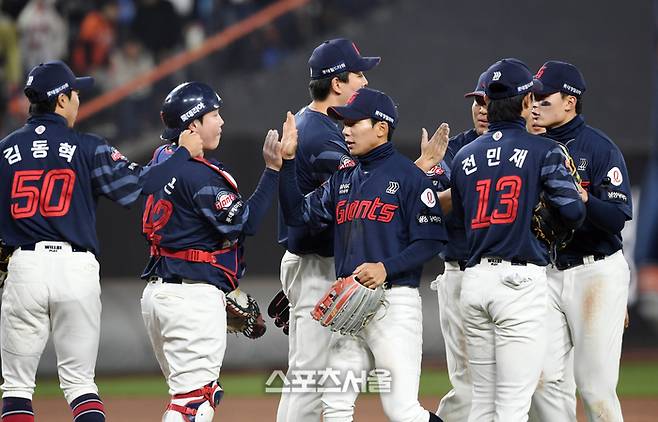 ‘뜨거운’ 한화-롯데 격돌, 그런데 날씨가…비에 젖은 사직구장, 경기 치를 수 있을까 [SS사직in]