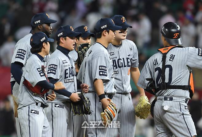 ‘뜨거운’ 한화-롯데 격돌, 그런데 날씨가…비에 젖은 사직구장, 경기 치를 수 있을까 [SS사직in]