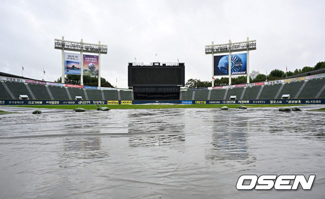 비 내리는 잠실구장, 오후 5시 비 그친다는데...NC-LG전, 또 2시간35분 기다릴까 [오!쎈 잠실]