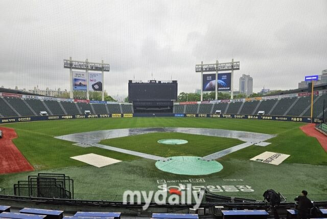 '5시에 비 그친다는데...' 설마 이번에도 2시간 35분 기다릴까, LG-NC전 경기 개시 여부 관심 집중 [MD잠실]