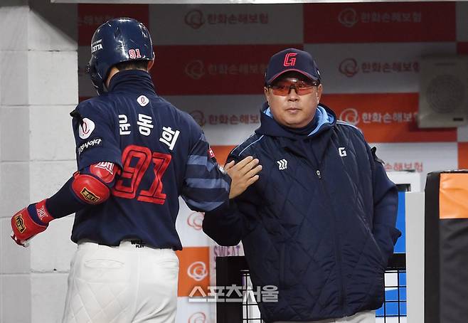 “한화도 그렇고, 한 번 쉬어가면 좋지 않나” 김태형 감독, 우천 취소에 ‘씩’ 웃은 이유 [백스톱]