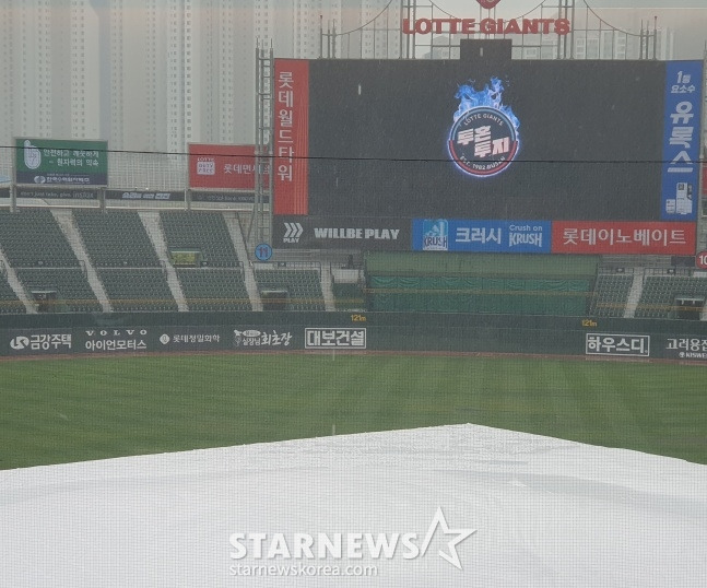 '저녁 7시면 잠시 그치는데' 한화 선발 8연승 도전, 비로 잠시 멈춰서나... 사직 경기 개최 불투명 [부산 현장]