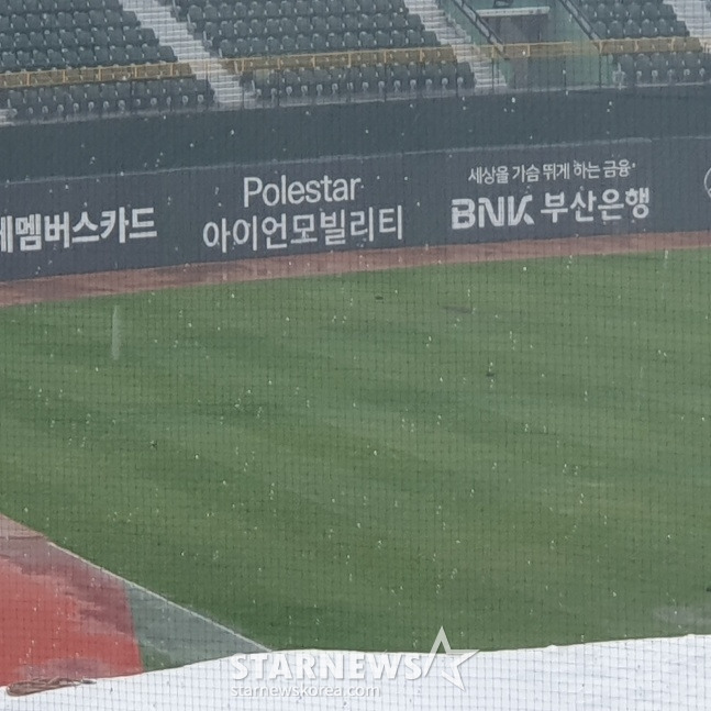 '저녁 7시면 잠시 그치는데' 한화 선발 8연승 도전, 비로 잠시 멈춰서나... 사직 경기 개최 불투명 [부산 현장]