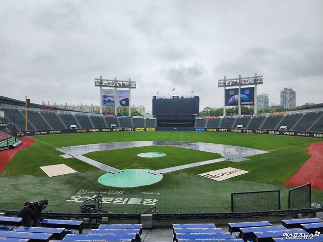 '퍼붓는 비' 잠실 어쩌나? 오후 5시 비 그치는데, 4시간 뒤 또 온다…155분 우천 중단 트라우마, LG-NC전 열릴까 [잠실 현장]