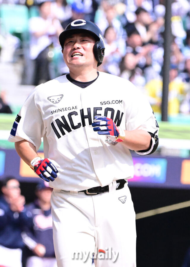 '이럴 수가' 도루 시도 후 햄스트링 통증→교체, SSG 39세 베테랑 결국 2군行…1R 대형 유망주 데뷔 첫 콜업 [MD수원]