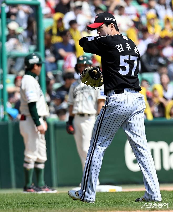 LG 염경엽 감독은 ‘0.1이닝 4사사구 교체’ 김주온에게 어떤 메시지를 전달했을까 [SD 잠실 브리핑]