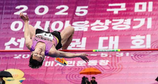 높이뛰기 우상혁, 선발전서 2m 30 넘고 우승... 아시아선수권 2연패 도전