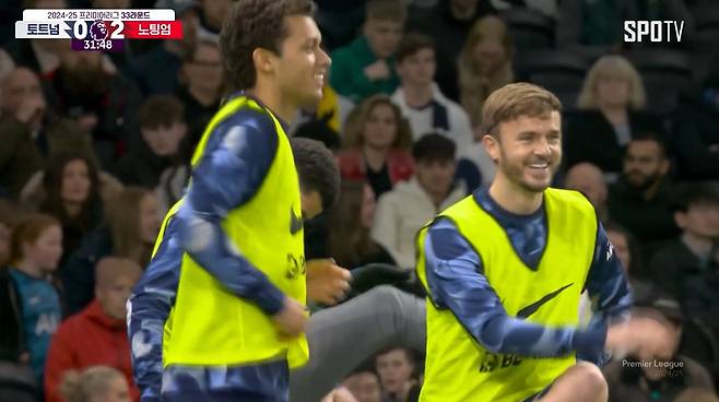 손흥민만 토트넘에 진심인가... 0-2 참패각→웃고 있는 부주장, '빅찬스미스' 23세 유망주는 '헛웃음 논란'