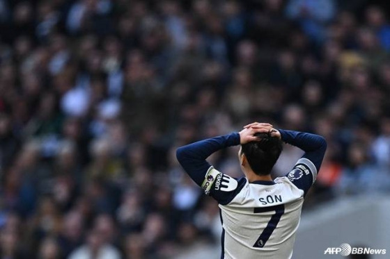 손흥민만 토트넘에 진심인가... 0-2 참패각→웃고 있는 부주장, '빅찬스미스' 23세 유망주는 '헛웃음 논란'