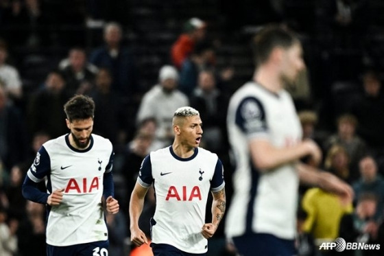 손흥민만 토트넘에 진심인가... 0-2 참패각→웃고 있는 부주장, '빅찬스미스' 23세 유망주는 '헛웃음 논란'