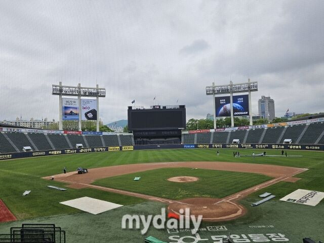 비 그치고 방수포 걷었다→오후 5시 30분 관중 입장 시작... NC-LG전 정상 개시 준비 [MD잠실]