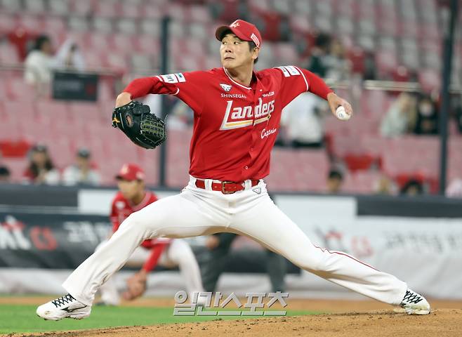 '이럴 수가' 김광현이 3년 만에 10피안타라니, 5⅔이닝 5실점 패전 위기 [IS 수원]