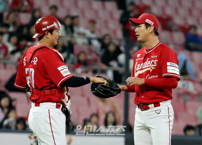 '이럴 수가' 김광현이 3년 만에 10피안타라니, 5⅔이닝 5실점 패전 위기 [IS 수원]