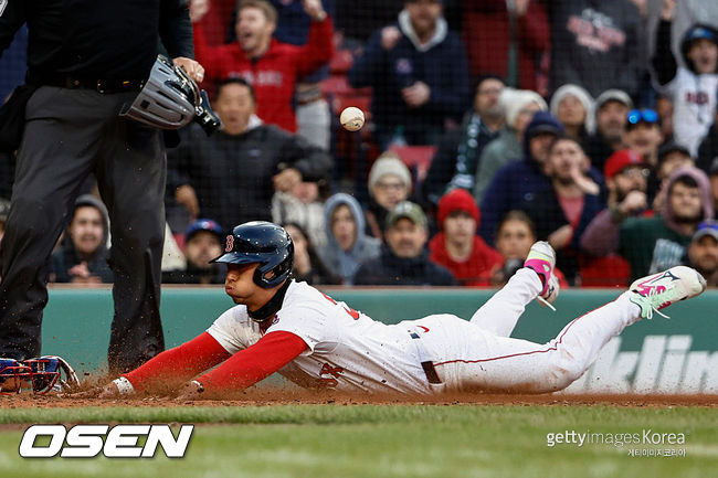 WBC 한국팀에도 호재, 은퇴했으면 어쩔 뻔 했나…한국계 외야수, 그린몬스터 넘긴 괴력