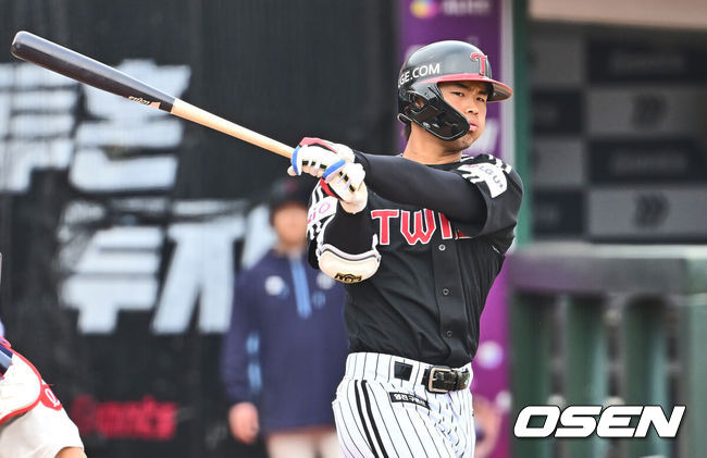 9회말 1사 3루 끝내기 실패, 왜 오지환을 대타로 내지 않았을까...방망이 대신 글러브 챙긴 이유