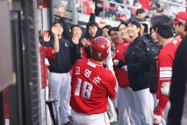 7년차 장수외인 10실점 최악투, 17안타 SSG에 혼났다…고명준 128m 대형포→조형우 데뷔 첫 4안타, 화이트 첫 승 [MD수원]